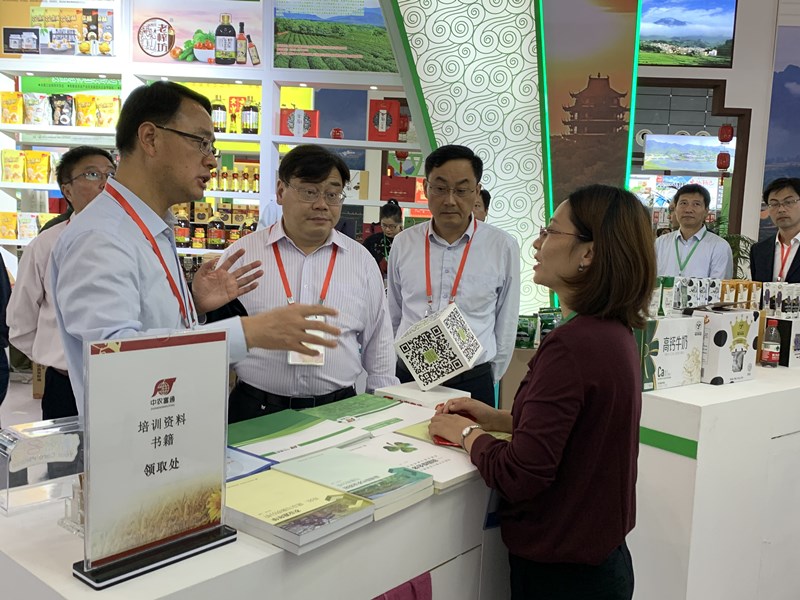 （從左至右）馬鞍山市分管農(nóng)業(yè)副市長楊市長，馬鞍市副秘書長劉秘書長，馬鞍山市農(nóng)業(yè)農(nóng)村局竇局長 (7)_副本.jpg