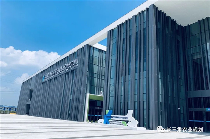 為了幫助園區(qū)的提檔升級(jí)，南京市農(nóng)業(yè)農(nóng)村局特委托中農(nóng)富通編制《南京市農(nóng)業(yè)園區(qū)發(fā)展研究報(bào)告》，以期從產(chǎn)業(yè)發(fā)展路徑、園區(qū)發(fā)展模式、保障措施等多維度為南京市農(nóng)業(yè)園區(qū)未來(lái)三年的發(fā)展做統(tǒng)籌謀劃。 8月19日，中農(nóng)(圖13)