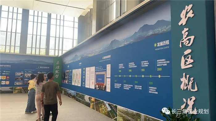 為了幫助園區(qū)的提檔升級(jí)，南京市農(nóng)業(yè)農(nóng)村局特委托中農(nóng)富通編制《南京市農(nóng)業(yè)園區(qū)發(fā)展研究報(bào)告》，以期從產(chǎn)業(yè)發(fā)展路徑、園區(qū)發(fā)展模式、保障措施等多維度為南京市農(nóng)業(yè)園區(qū)未來(lái)三年的發(fā)展做統(tǒng)籌謀劃。 8月19日，中農(nóng)(圖14)