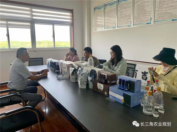 為了幫助園區(qū)的提檔升級(jí)，南京市農(nóng)業(yè)農(nóng)村局特委托中農(nóng)富通編制《南京市農(nóng)業(yè)園區(qū)發(fā)展研究報(bào)告》，以期從產(chǎn)業(yè)發(fā)展路徑、園區(qū)發(fā)展模式、保障措施等多維度為南京市農(nóng)業(yè)園區(qū)未來(lái)三年的發(fā)展做統(tǒng)籌謀劃。 8月19日，中農(nóng)(圖16)