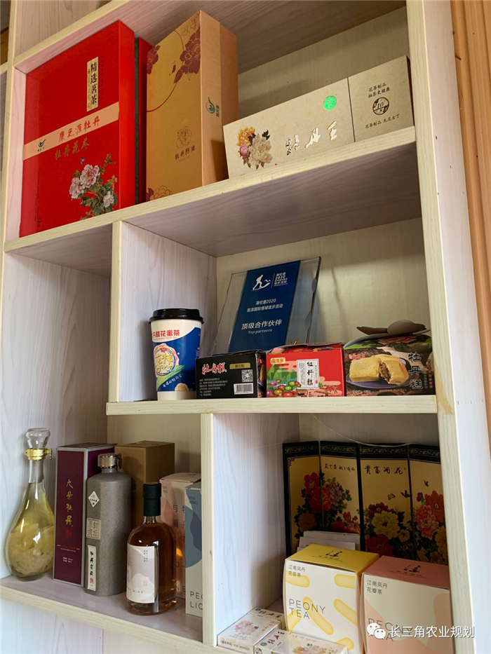 9月1日，中農(nóng)富通團隊開啟了高淳區(qū)域內(nèi)現(xiàn)代農(nóng)業(yè)示范園的調(diào)研工作，此次高淳區(qū)農(nóng)業(yè)園區(qū)調(diào)研由中農(nóng)富通長三角農(nóng)業(yè)規(guī)劃科學(xué)研究所所長薛欣艷與中國農(nóng)業(yè)大學(xué)規(guī)劃研究所園區(qū)規(guī)劃部分管總工趙嬋璞帶隊。(圖12)