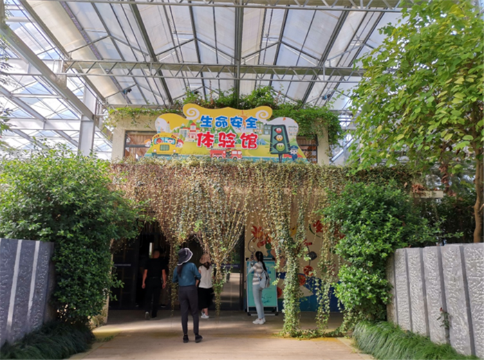 9月3日，中農(nóng)富通調(diào)研組兵分兩路對南京高淳區(qū)武家嘴現(xiàn)代農(nóng)業(yè)產(chǎn)業(yè)示范園區(qū)和棲霞區(qū)龍?zhí)冬F(xiàn)代農(nóng)業(yè)產(chǎn)業(yè)示范園區(qū)的調(diào)研工作。(圖13)