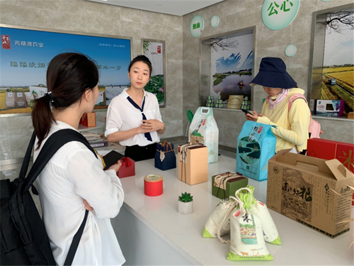 9月3日，中農(nóng)富通調(diào)研組兵分兩路對南京高淳區(qū)武家嘴現(xiàn)代農(nóng)業(yè)產(chǎn)業(yè)示范園區(qū)和棲霞區(qū)龍?zhí)冬F(xiàn)代農(nóng)業(yè)產(chǎn)業(yè)示范園區(qū)的調(diào)研工作。(圖21)